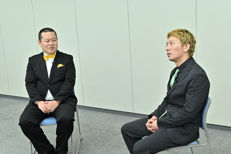 左から、モグライダーともしげ、ニューヨーク嶋佐。(c)TBS