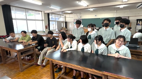 からし蓮根＆ジェラードンと、松橋高校eスポーツ部の生徒たち。