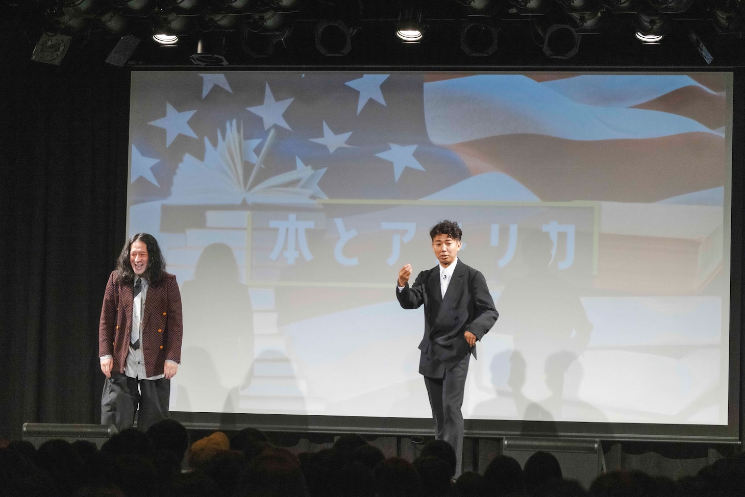 「ピーストークライブ ～本とアメリカ～」の様子。(c)吉本興業