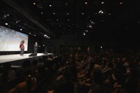 「ピーストークライブ ～本とアメリカ～」の様子。(c)吉本興業