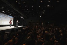 「ピーストークライブ ～本とアメリカ～」の様子。(c)吉本興業