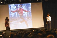 お気に入りの綾部の写真を紹介するピース又吉（左）。(c)吉本興業