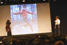 お気に入りの綾部の写真を紹介するピース又吉（左）。(c)吉本興業