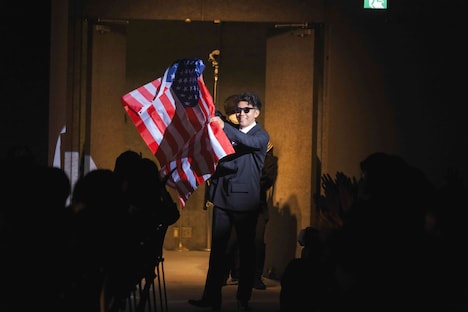 ゴキゲンに登場する「アメリカ」ことピース綾部。(c)吉本興業