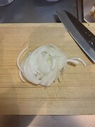 玉ねぎをスライスする。
