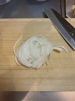 玉ねぎをスライスする。