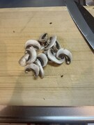 マッシュルームをスライスする。