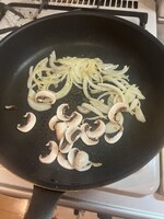 玉ねぎ、マッシュルームを炒める。