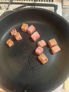 サイコロステーキを焼く。