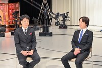 左から、かまいたち濱家、見取り図リリー。(c)TBS