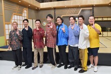 「ジョンソン」に出演する（左から）ニューヨーク、かまいたち、見取り図、モグライダー。全員の左手は写真撮影の場で決まったジョンソンの頭文字・Jポーズ。