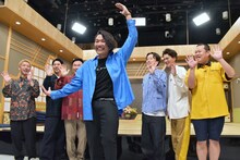 写真撮影の終盤、見取り図・盛山がJポーズでセンターに躍り出たワンシーン。