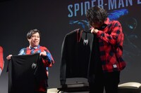 パーカー獲得を喜ぶ2人。盛山（右）はサイズを気にしていた。