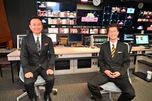 「ジョンソン」のシャッフルインタビューに臨んだ（左から）かまいたち山内、モグライダー芝。(c)TBS