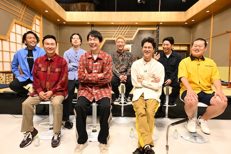 囲み取材に出席した4組。(c)TBS