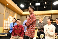 囲み取材のワンシーン。(c)TBS