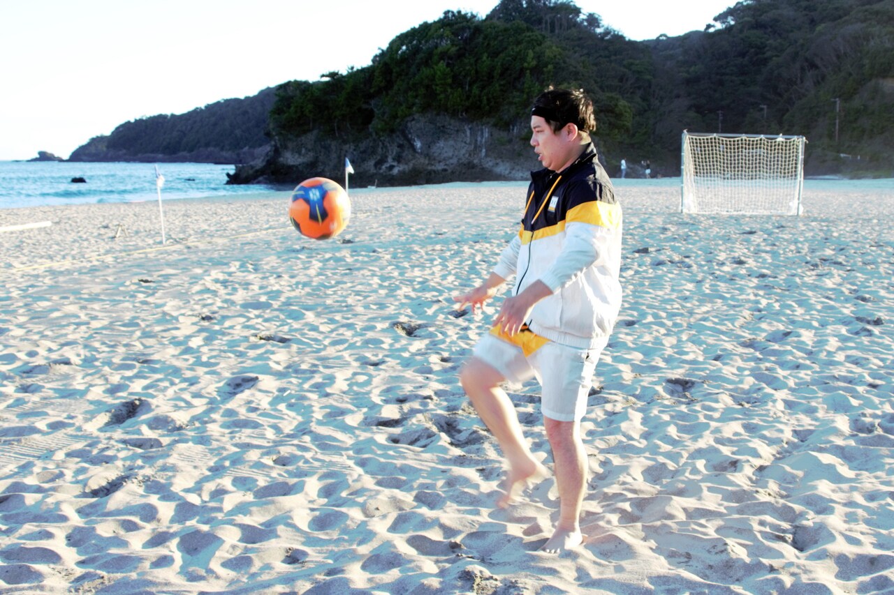 霜降り明星が元日本代表らとビーチサッカー対決、粗品のトリッキーな技にせいや驚き