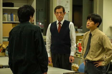 部下の笹憲太郎（林遣都）に詰め寄る副編集長・月村祐一（バカリズム）。