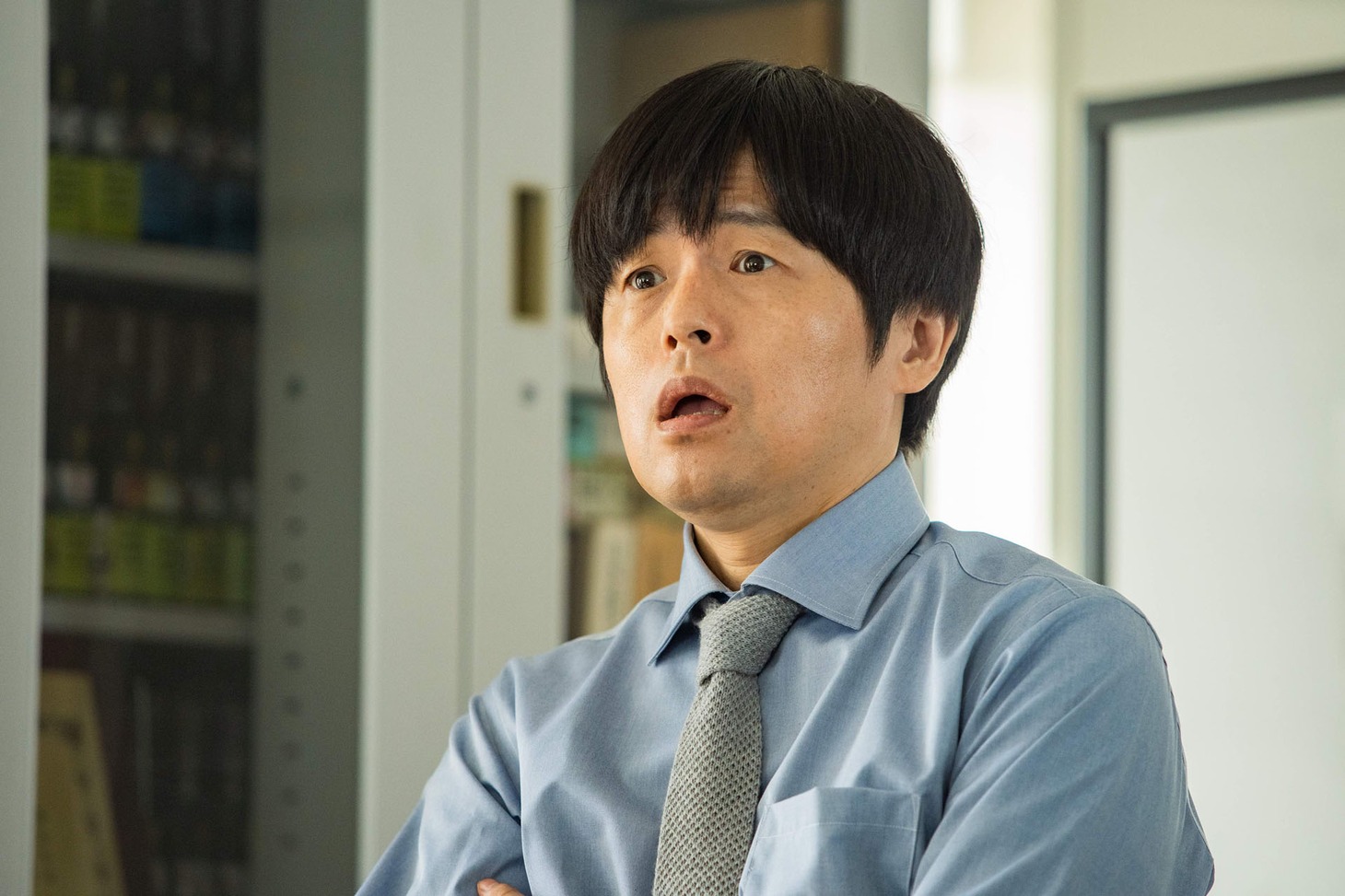 映画「隣人X -疑惑の彼女-」より、バカリズム演じる週刊東都の副編集長・月村祐一。