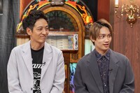左からとろサーモン村田、藤原丈一郎。(c)読売テレビ
