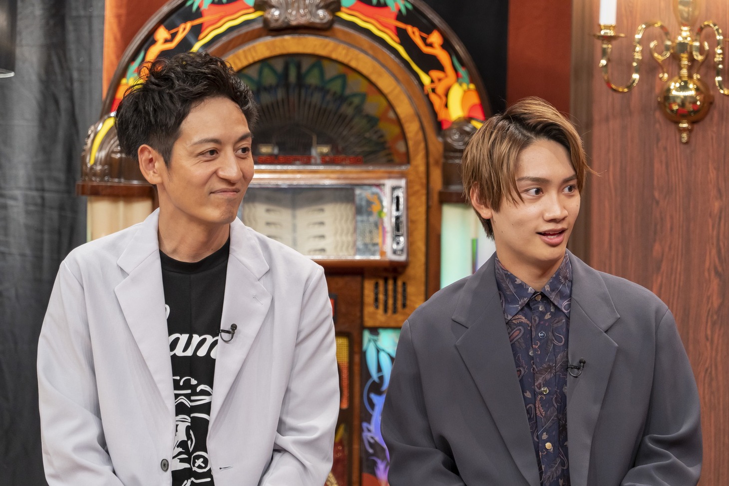 左からとろサーモン村田、藤原丈一郎。(c)読売テレビ