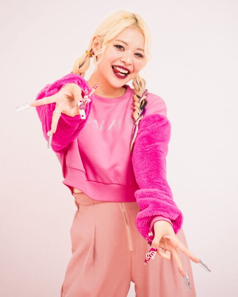 「GALMINDラインストーン袖ファーショート丈スウェット」