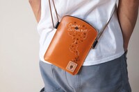 「めっちゃ小さいカバン お笑いギタリスト 松浦真也コラボモデル」イメージ