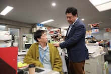 ドラマ「ONE DAY～聖夜のから騒ぎ」と「金麦」のコラボCMに出演する（左から）ラバーガール大水、小手伸也。(c)フジテレビ