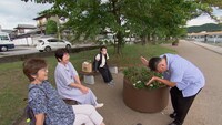 三浦マイルド（右）の相席旅のワンシーン。(c)ABCテレビ