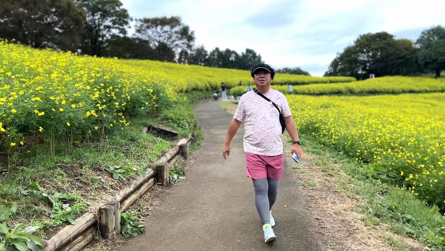 「バナナマン日村が歩く！ ウォーキングのひむ太郎」でお花畑を歩くバナナマン日村。(c)BS朝日