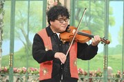 「徹子の部屋」でバイオリンの腕前を披露するカンニング竹山。(c)テレビ朝日