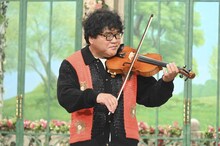 「徹子の部屋」でバイオリンの腕前を披露するカンニング竹山。(c)テレビ朝日