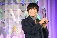 満面の笑みを浮かべるバカリズム。