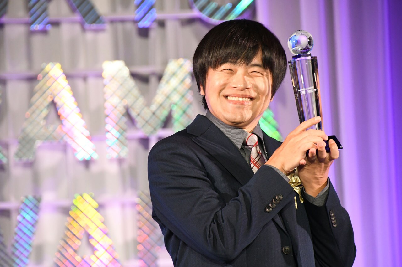 司会に「素敵な笑顔ですね～！」と言われるバカリズム。