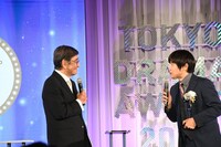 司会の石坂浩二と軽いトークをするバカリズム。