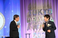 バカリズムのネタ「都道府県の持ちかた」が好きだったと述べる石坂浩二（左）。