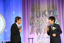 バカリズムのネタ「都道府県の持ちかた」が好きだったと述べる石坂浩二（左）。