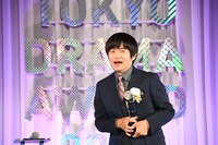 退場するバカリズム。