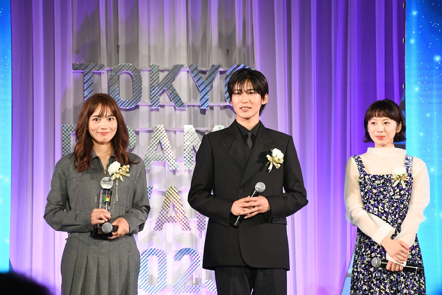 作品賞優秀賞を受賞した「silent」の（左から）川口春奈、目黒蓮、夏帆。