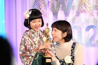 麻美の子供時代を演じた永尾柚乃（左）となっち役の夏帆（右）。