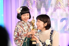 麻美の子供時代を演じた永尾柚乃（左）となっち役の夏帆（右）。