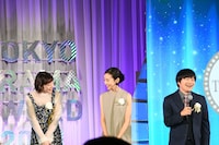 左からなっち役の夏帆、みーぽん役の木南晴夏、脚本を担当したバカリズム。