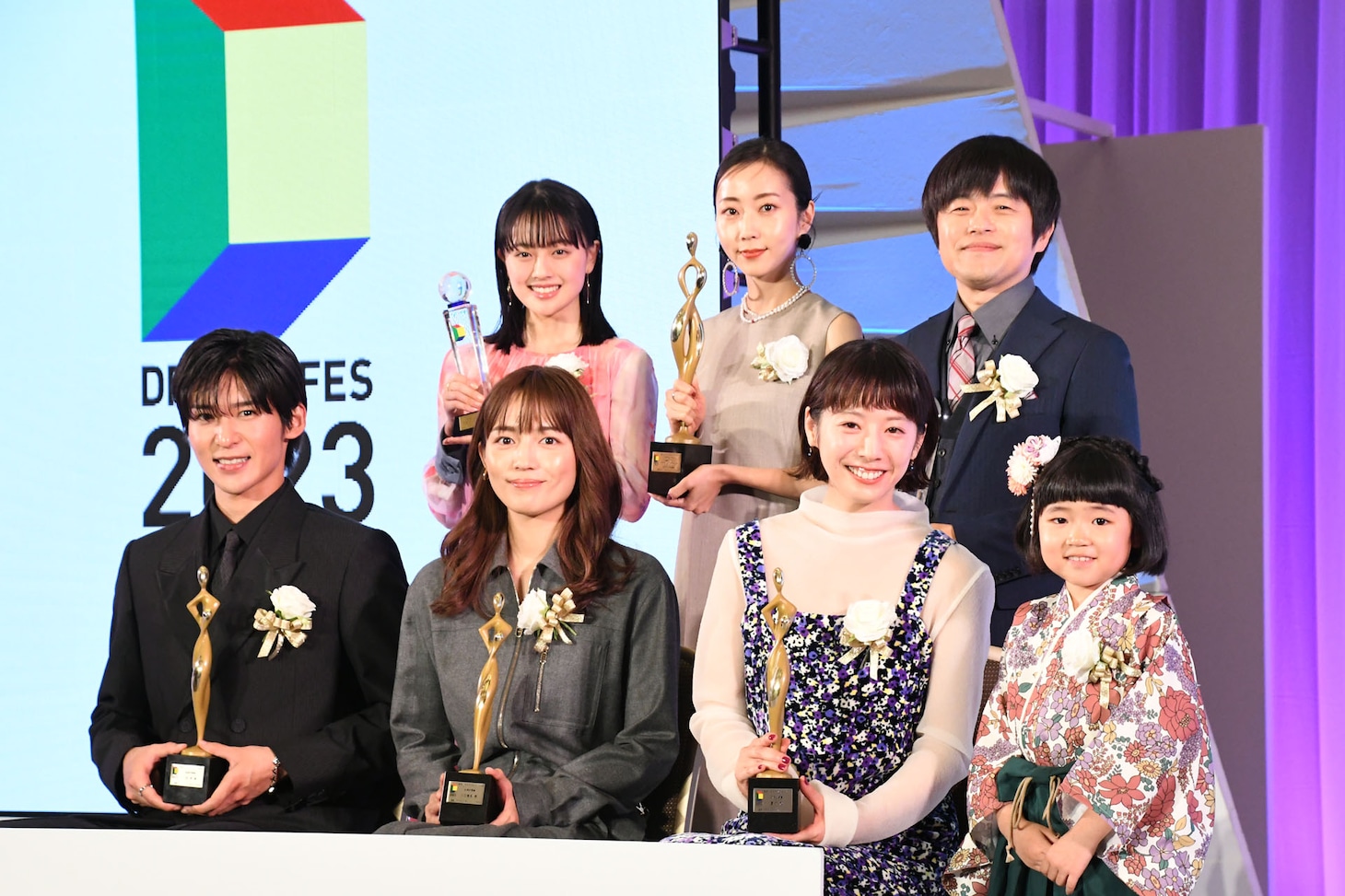 前列左から目黒蓮、川口春奈、夏帆、永尾柚乃。後列左から上坂樹里（「生理のおじさんとその娘」出演）、木南晴夏、バカリズム。