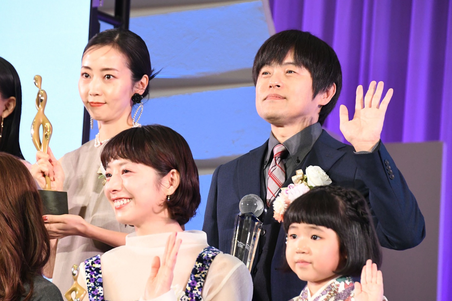 「ブラッシュアップライフ」に出演していた（後列左から）木南晴夏、バカリズム、（前列左から）夏帆、永尾柚乃。