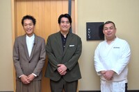 「鮨なんば」の職人・難波英史さんと、千原ジュニア（左）、佐久間宣行（中央）。