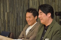 千原ジュニア（左）と佐久間宣行（右）。