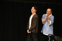 大きな拍手で迎えられ、笑顔で登場するサルゴリラ。