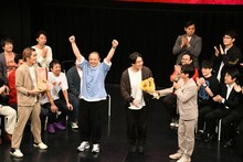 お祝いの花束を渡されるサルゴリラ。