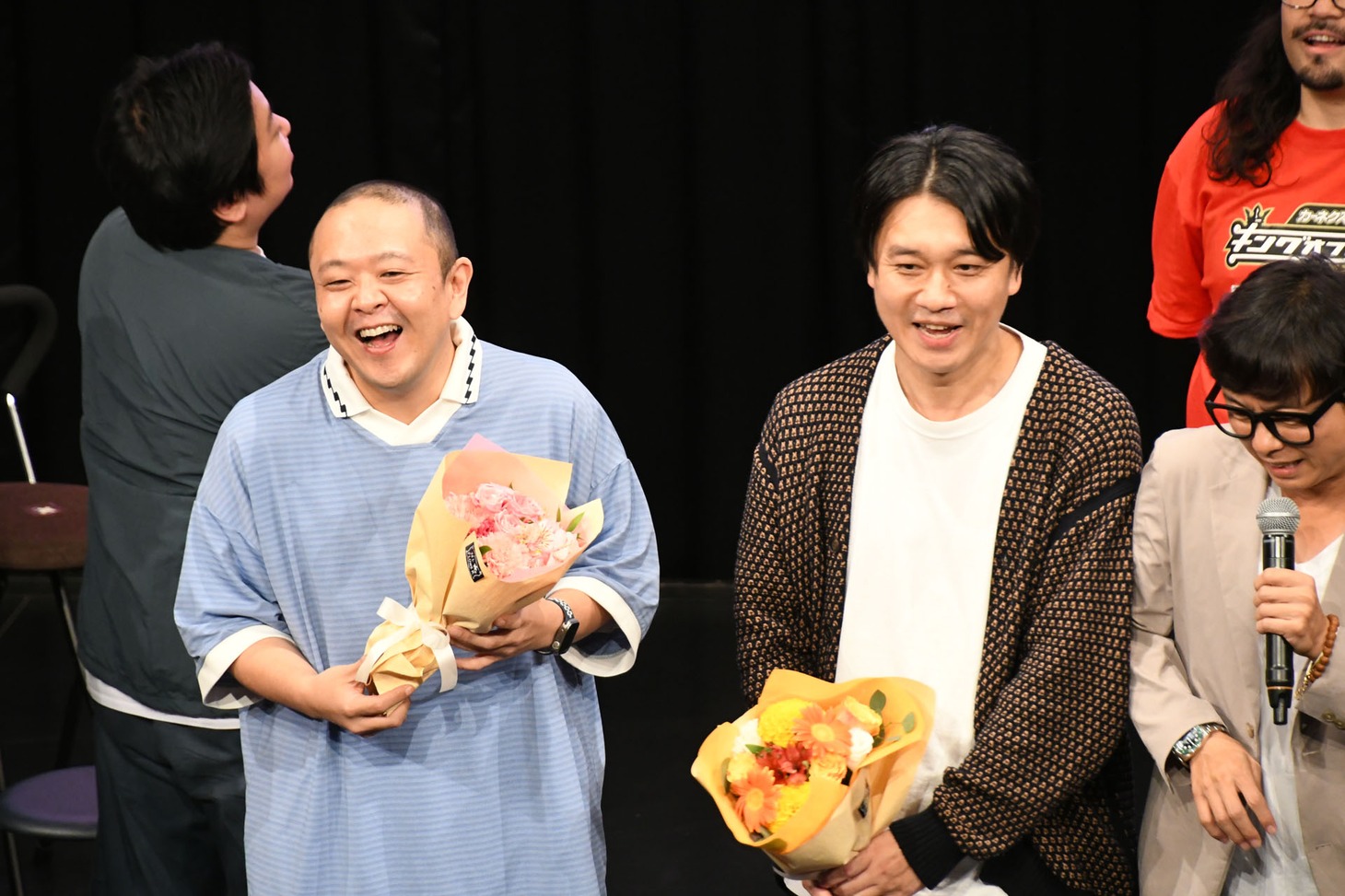 10月24日に出演したライブで優勝お祝いの花束をもらったサルゴリラ。
