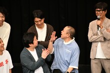 互いの顔を見ながら話す仲良しのサルゴリラ。